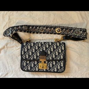 Stunning unique handbag.